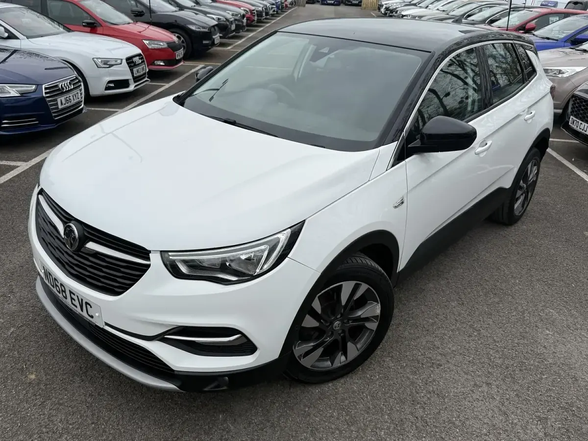 Used Vauxhall Grandland X Sport 130 HP (95 kW) 2019 White SUV