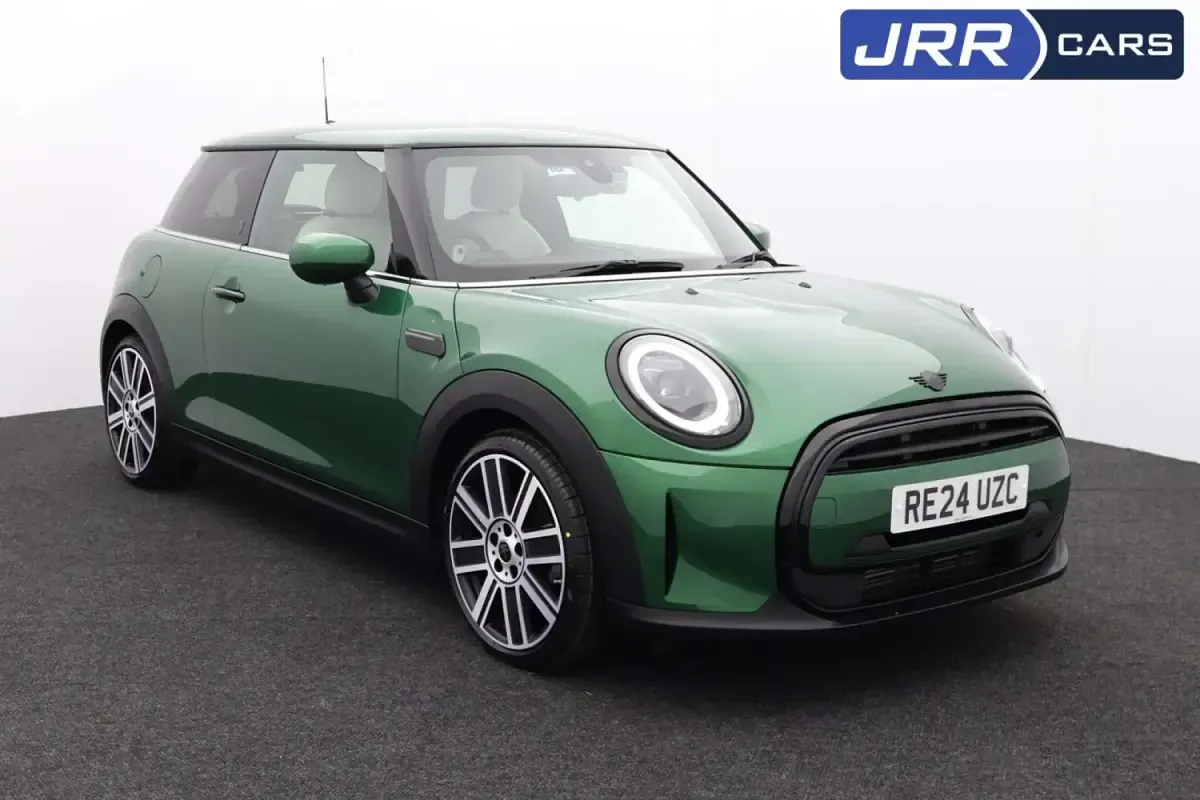 Begagnad Mini Cooper Exclusive 2024 Grön Halvkombi