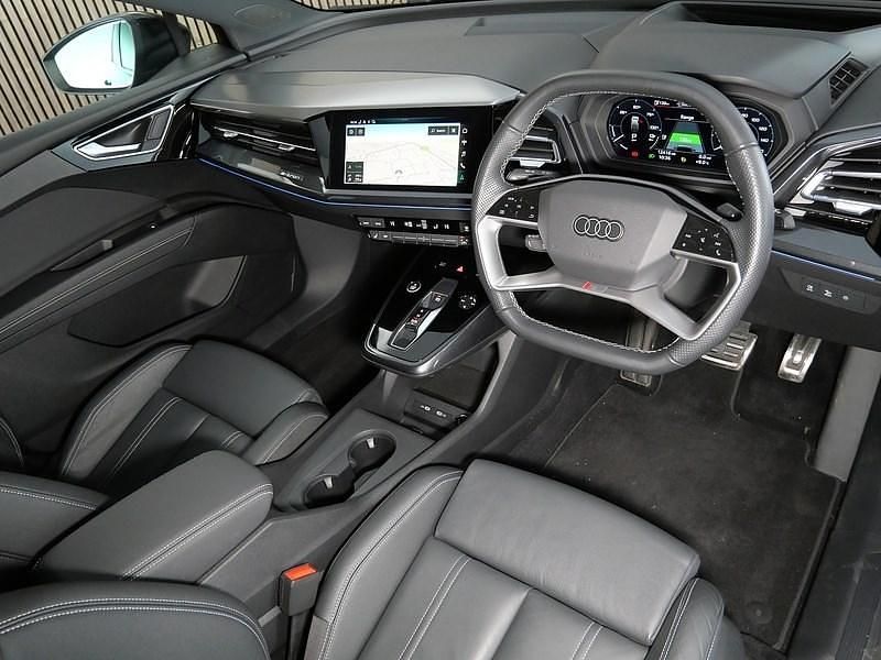 Begagnad Audi Q4 e-tron Advanced 150 kW (204 HK) 2021 Svart SUV