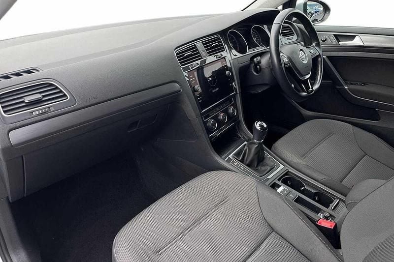 Used VW Golf VII SE 130 HP (95 kW) 2018 Silver Hatchback