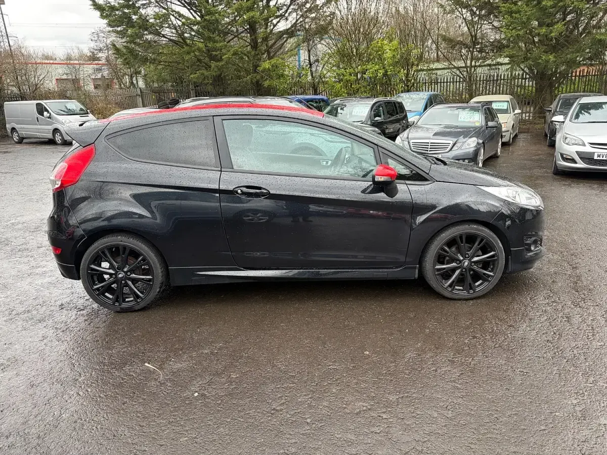 Używany Ford Fiesta Zetec 2015 Czarny Hatchback