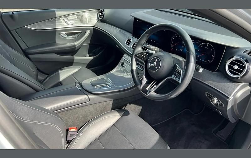 Usado Mercedes E200 AMG line 200 HP (147 kW) 2022 Prateado Sedan