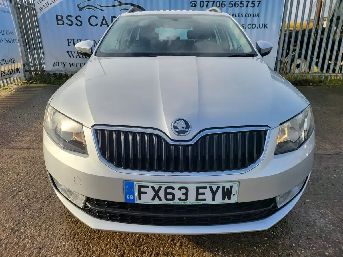 Usado Skoda Octavia SE 105 CV (77 kW) 2013 Plateado Familiar