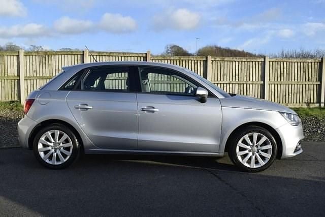 Usado Audi A1 Sportback Sport 122 HP (89 kW) 2014 Prateado Citadino