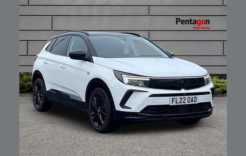 Used Vauxhall Grandland X SRi 128 HP (94 kW) 2022 White SUV