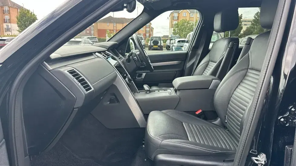 Used Land Rover Discovery SE Dynamic 300 HP (220 kW) 2023 Black SUV