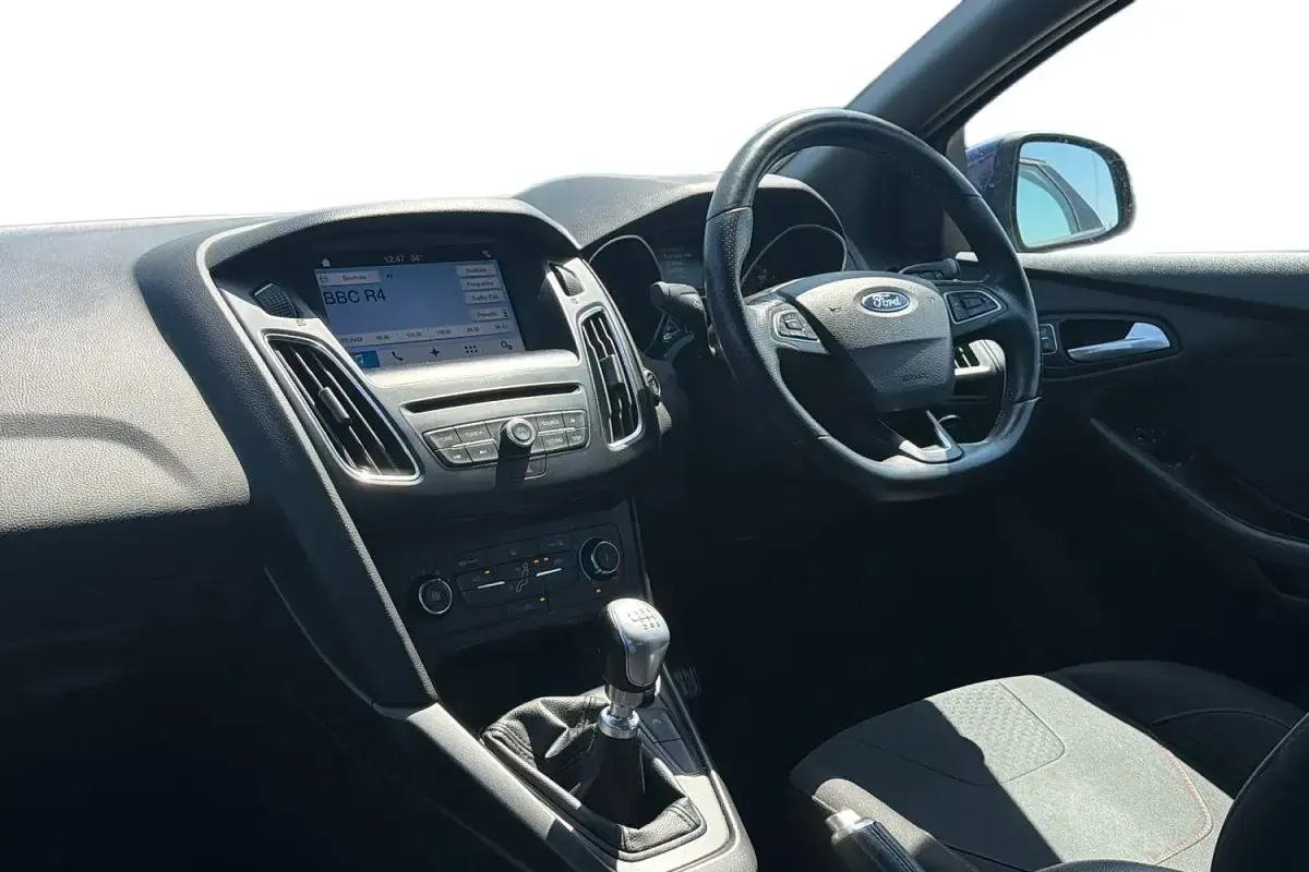 Used Ford Focus ST-Line 140 HP (102 kW) 2017 Blue Hatchback