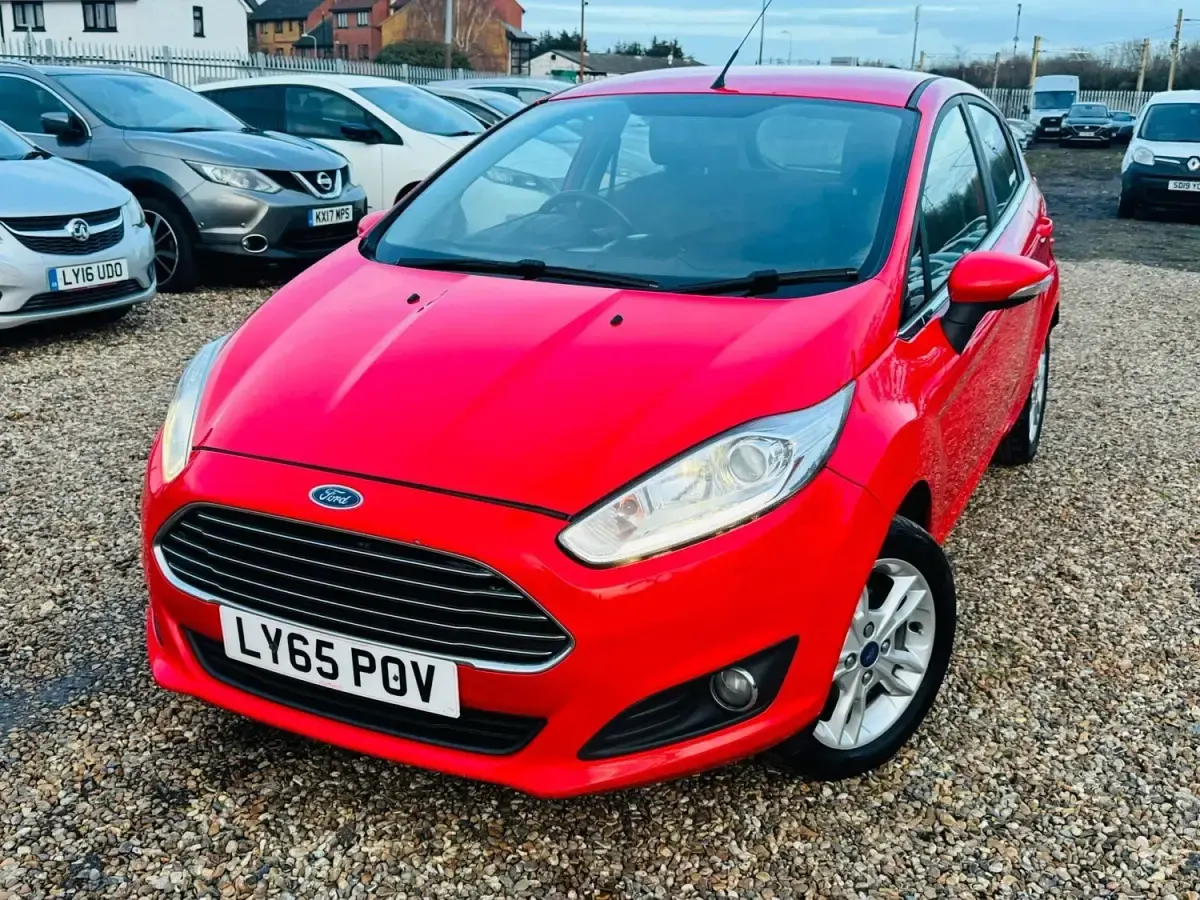 Begagnad Ford Fiesta Zetec 2016 Röd Halvkombi
