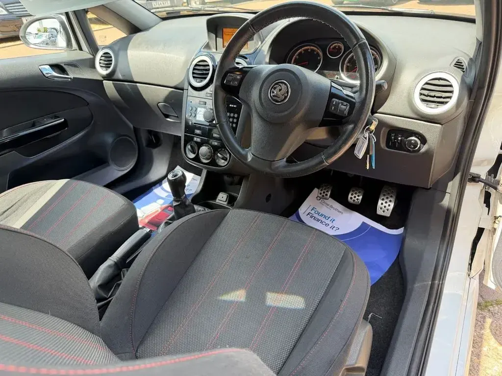Used Vauxhall Corsa Edition 85 HP (62 kW) 2011 White Hatchback