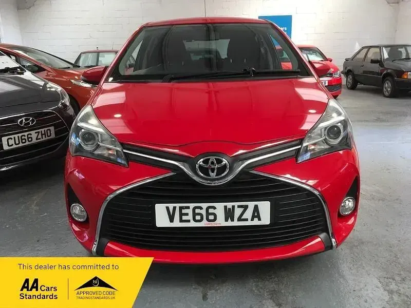 Used Toyota Yaris 99 HP (72 kW) 2016 Red Hatchback