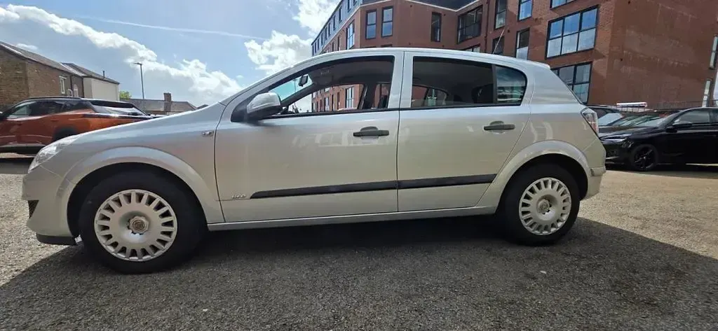 Usado Vauxhall Astra 115 HP (84 kW) 2008 Prateado Citadino