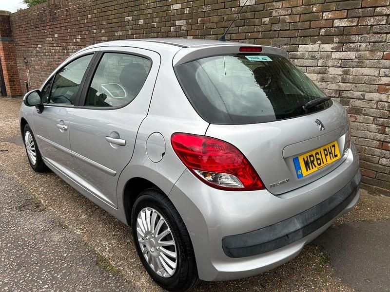 Second-hand Peugeot 207 Active 70 CP (51 kW) 2011 Argintiu Hatchback