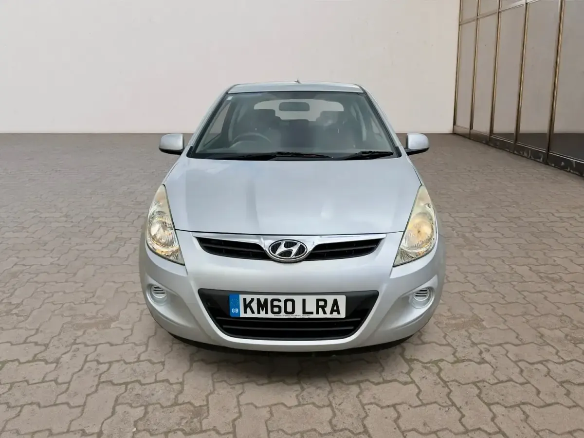 Used Hyundai i20 Comfort 78 HP (57 kW) 2011 Silver Hatchback
