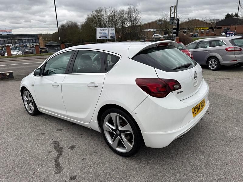 Used Vauxhall Astra SRi 165 HP (121 kW) 2014 White Hatchback
