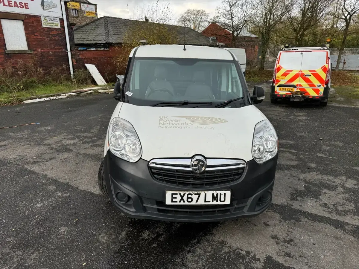 Usado Vauxhall Combo 95 HP (69 kW) 2017 Branco Monovolume