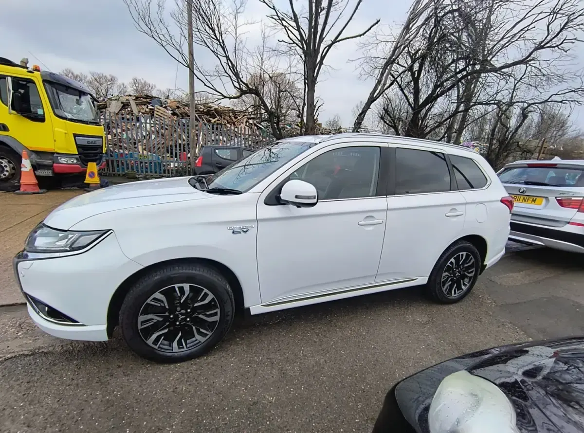 Usado Mitsubishi Outlander P-HEV 2017 Branco Carrinha