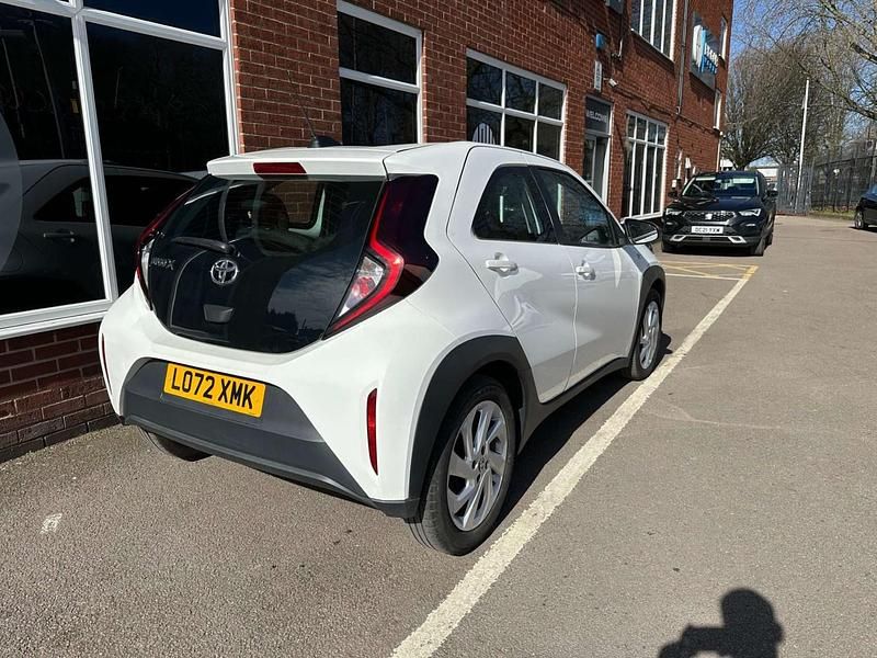 Used Toyota Aygo X PURE 72 HP (52 kW) 2023 White SUV