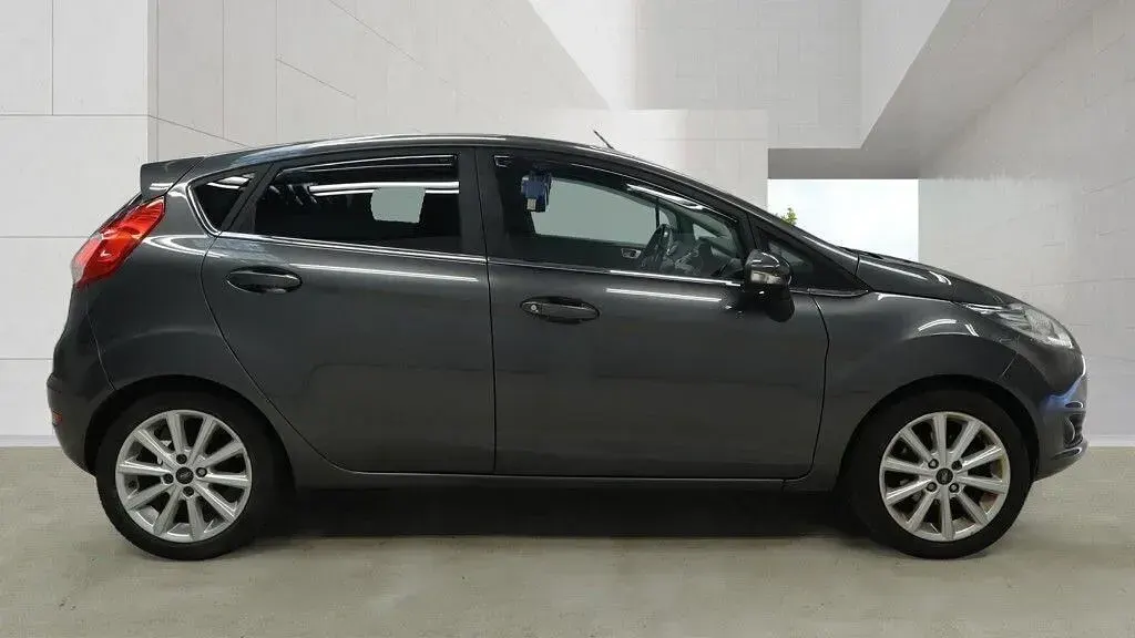 Begagnad Ford Fiesta Titanium 2017 Grå Halvkombi