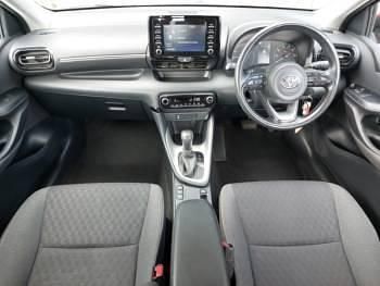 Second-hand Toyota Yaris Hybrid 116 CP (85 kW) 2023 Roșu Hatchback