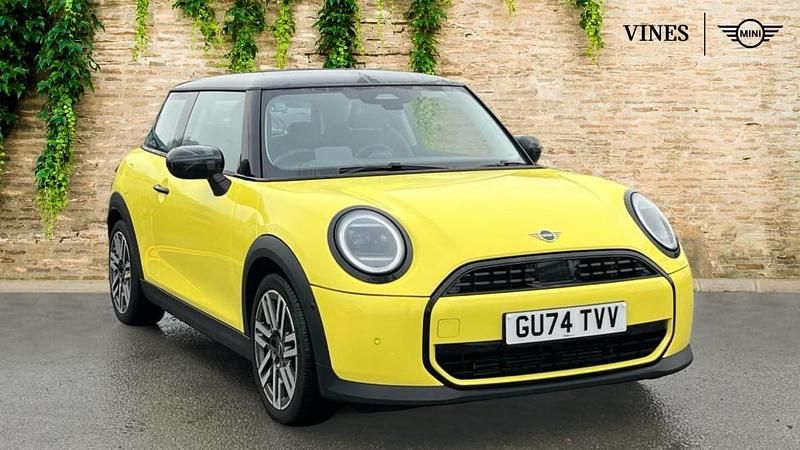 Used Mini Cooper Hatch 154 HP (113 kW) 2024 Yellow Hatchback
