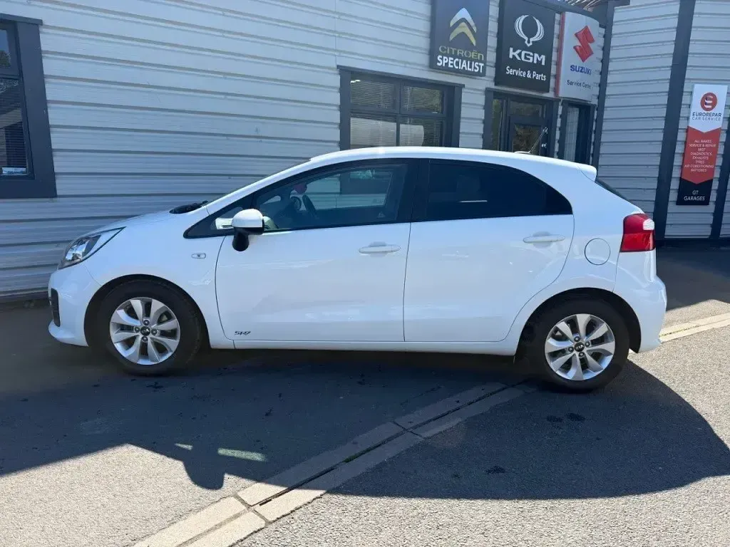 Begagnad Kia Rio 2015 Vit Halvkombi