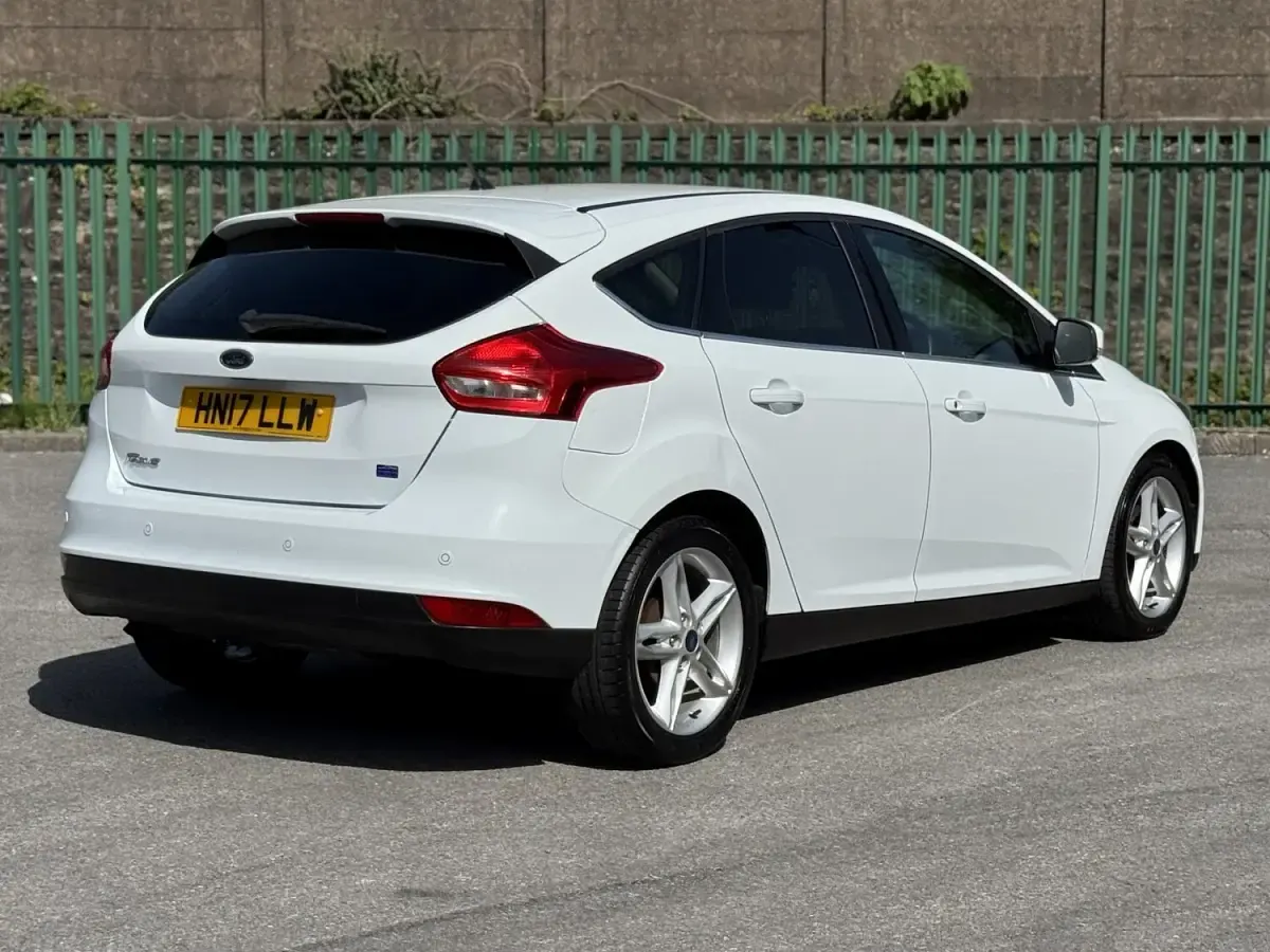 Used Ford Focus Zetec 120 HP (88 kW) 2017 White Hatchback