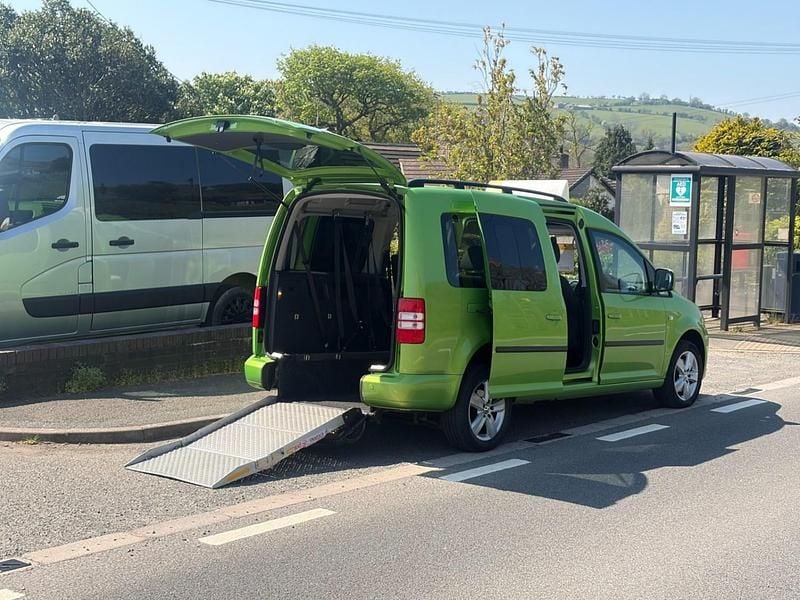 Usado VW Caddy Maxi Life 102 HP (75 kW) 2015 Verde Monovolume