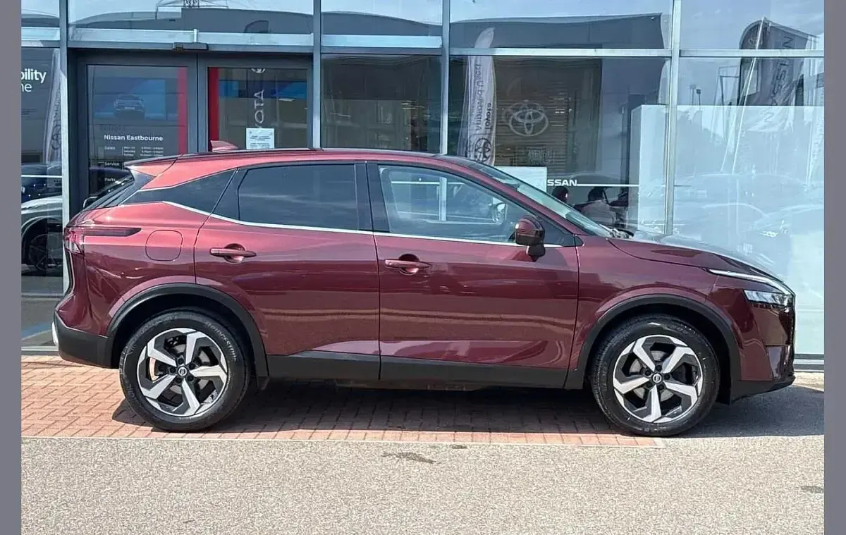 Used Nissan Qashqai N-Connecta 138 HP (101 kW) 2022 Red SUV
