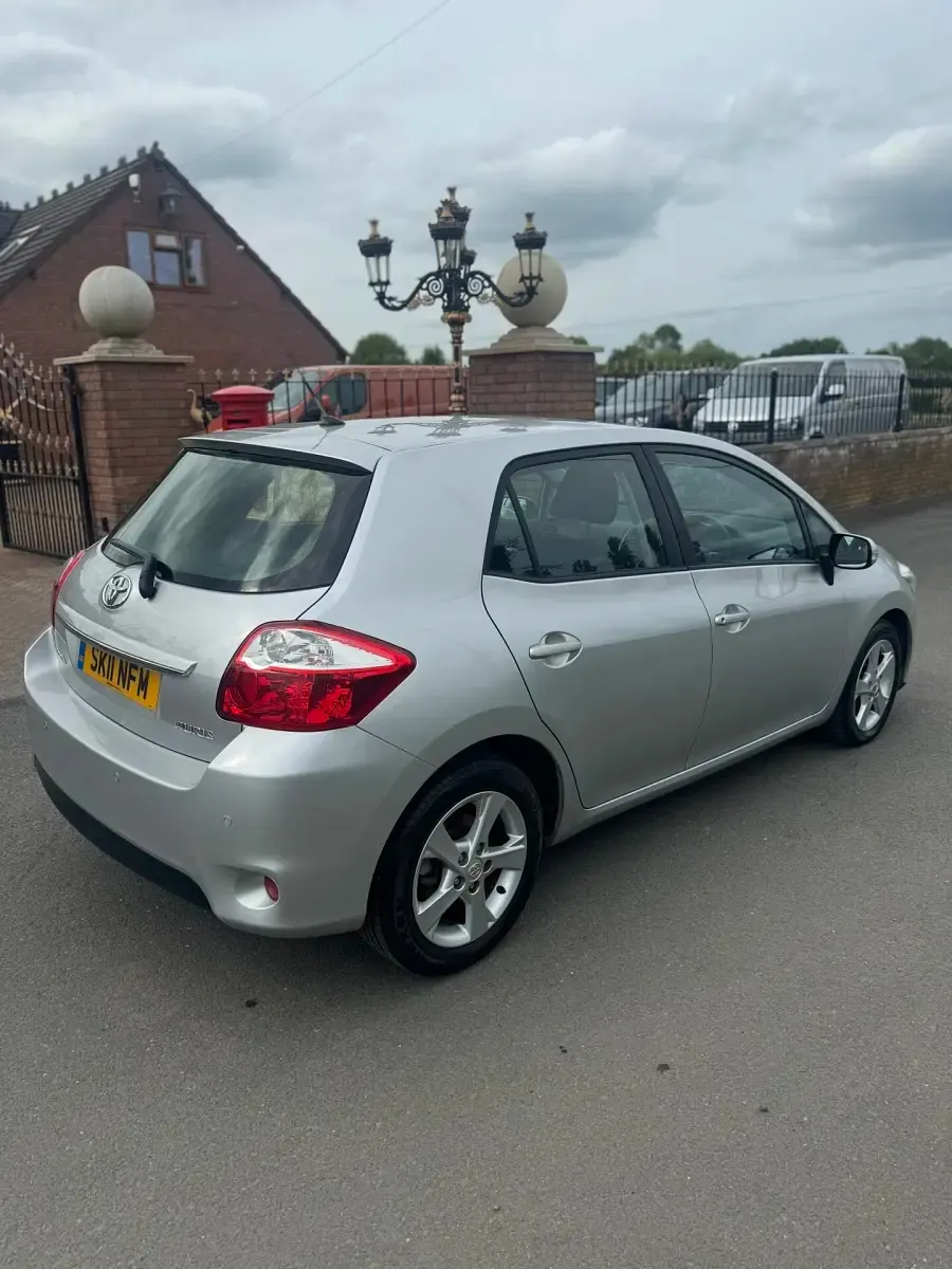 Used Toyota Auris 90 HP (66 kW) 2011 Silver Hatchback