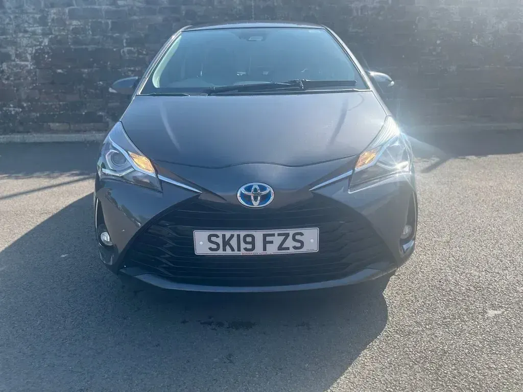 Used Toyota Yaris Hybrid 100 HP (73 kW) 2019 Grey Hatchback