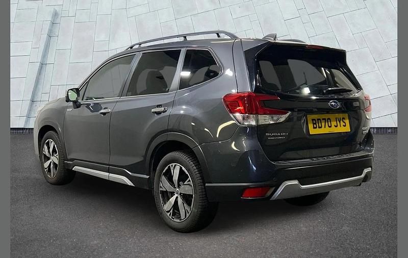 Begagnad Subaru Forester Premium 147 HK (108 kW) 2020 Grå SUV