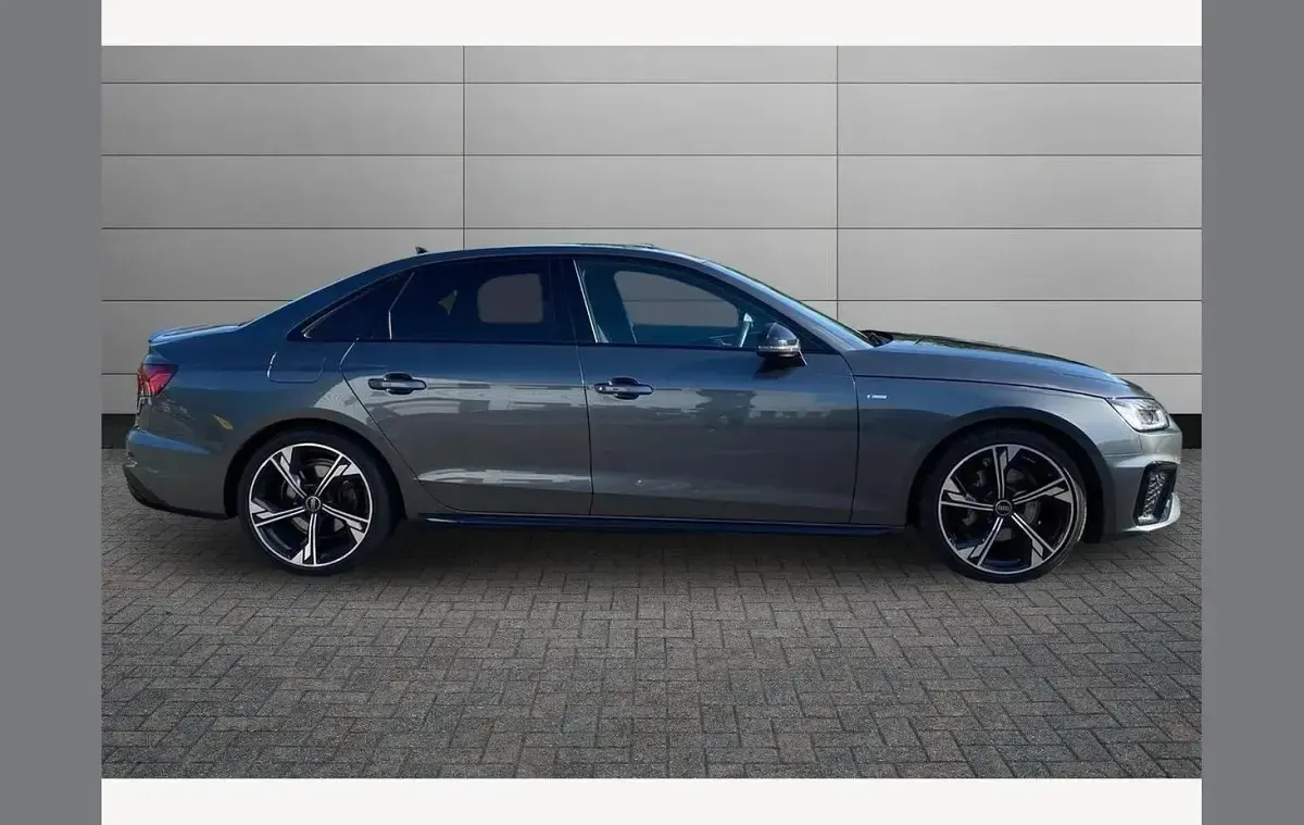 Usado Audi A4 Black Edition 150 HP (110 kW) 2023 Cinzento Sedan