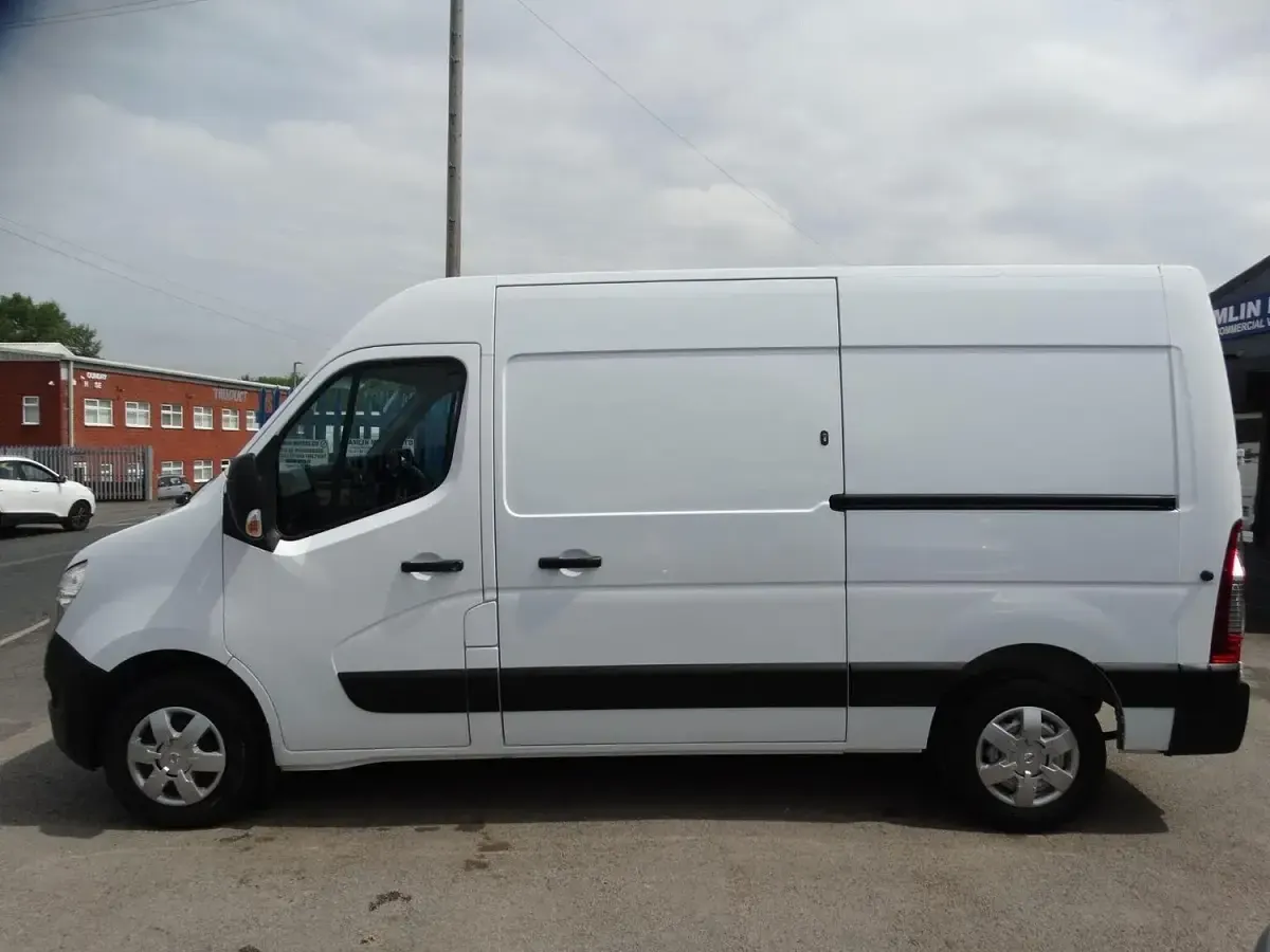 Used Nissan Interstar Acenta 2022 White Van