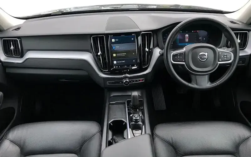 Used Volvo XC60 Momentum 250 HP (183 kW) 2021 Black SUV