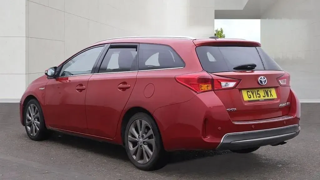 Used Toyota Auris Hybrid 2015 Red Estate
