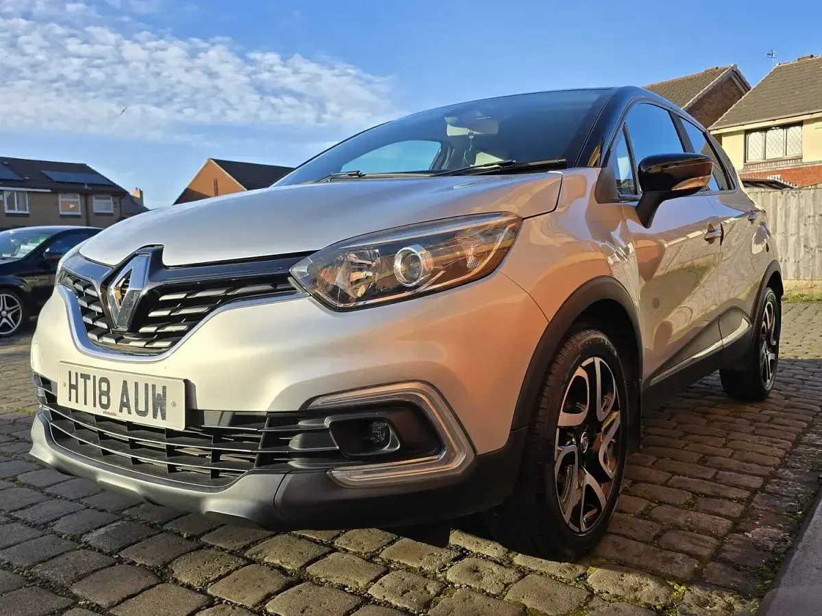 Used Renault Captur Iconic 90 HP (66 kW) 2018 Silver SUV