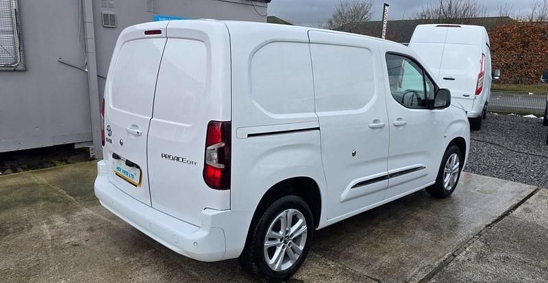 Used Toyota Proace Design 100 HP (73 kW) 2022 White MPV