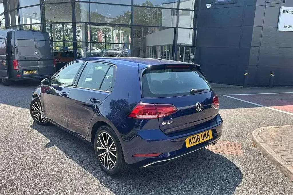 Used VW Golf VII SE 128 HP (94 kW) 2018 Blue Hatchback