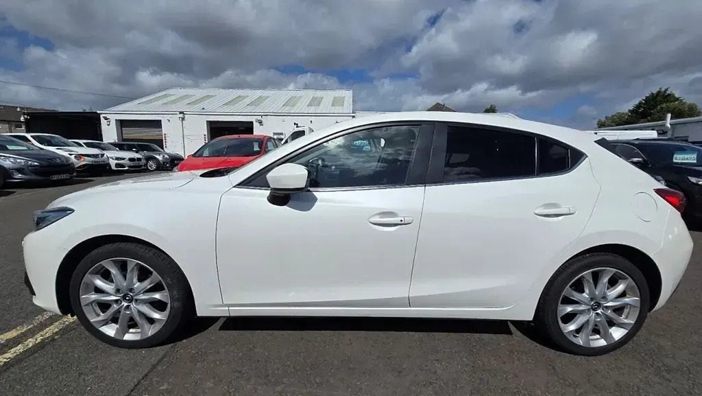 Used Mazda 3 Inclusive 120 HP (88 kW) 2016 White Hatchback