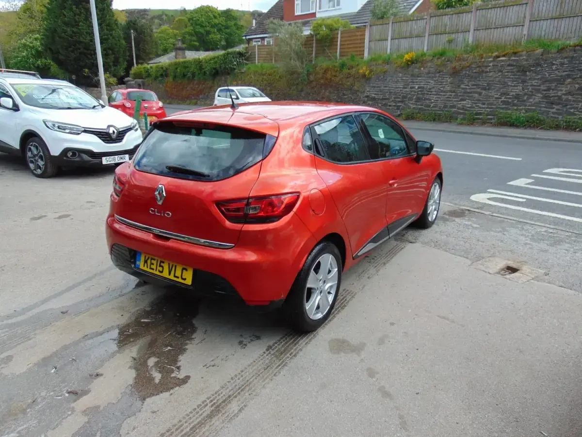 Usado Renault Clio IV Dynamique 75 CV (55 kW) 2015 Rojo Utilitario