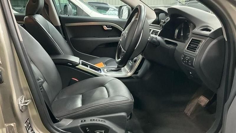 Used Volvo XC70 SE Lux 215 HP (158 kW) 2014 Gold Estate