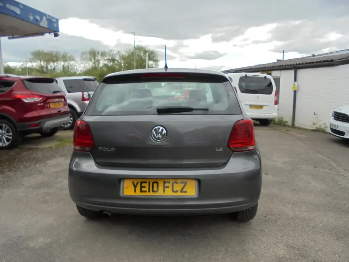 Usado VW Polo SE 85 HP (62 kW) 2010 Cinzento Citadino