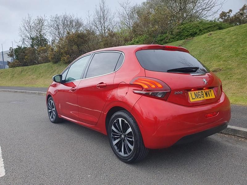 Used Peugeot 208 82 HP (60 kW) 2018 Red Hatchback