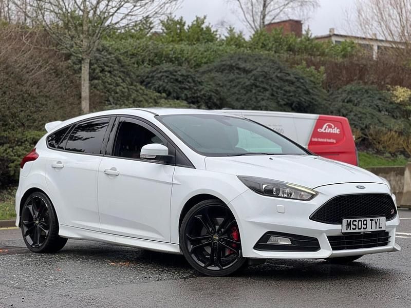 Used Ford Focus ST 250 HP (183 kW) 2017 White Hatchback