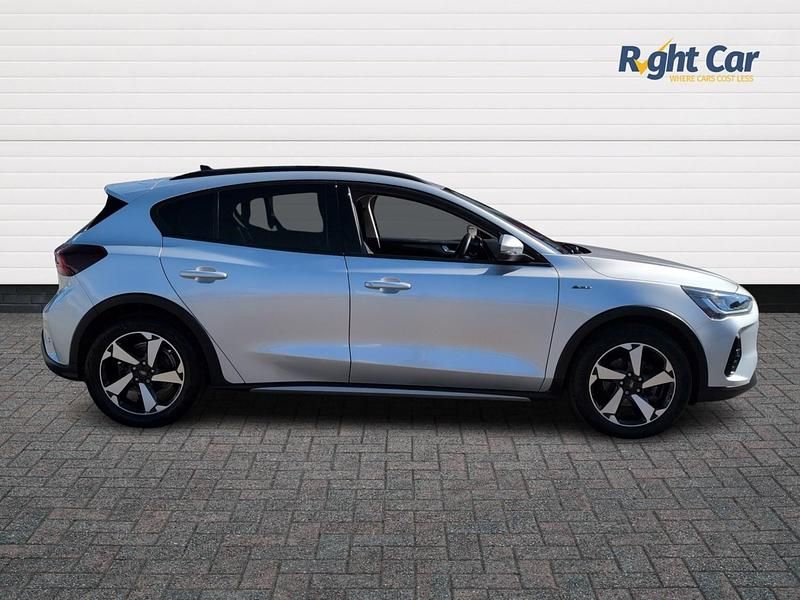 Używany Ford Focus Active 2023 Srebrny Hatchback