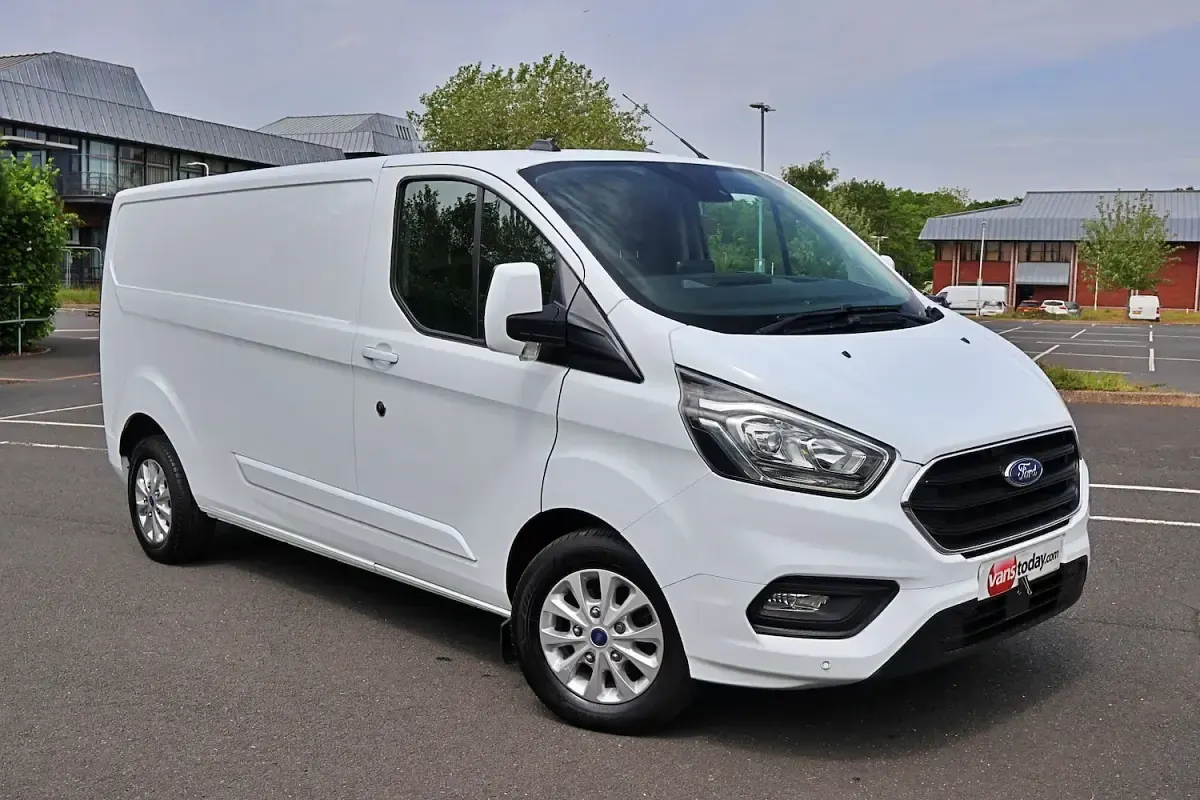 Used Ford Transit Custom Limited 170 HP (125 kW) 2023 White Van