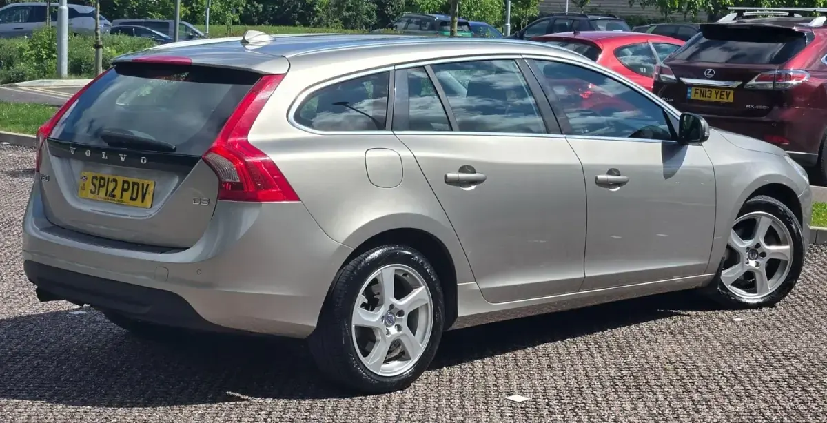 Usado Volvo V60 SE Lux 163 CV (119 kW) 2012 Dorado Familiar