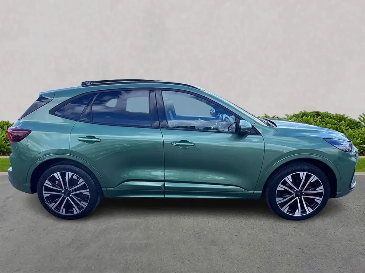 Usado Ford Kuga ST-Line X 243 HP (178 kW) 2025 Verde SUV