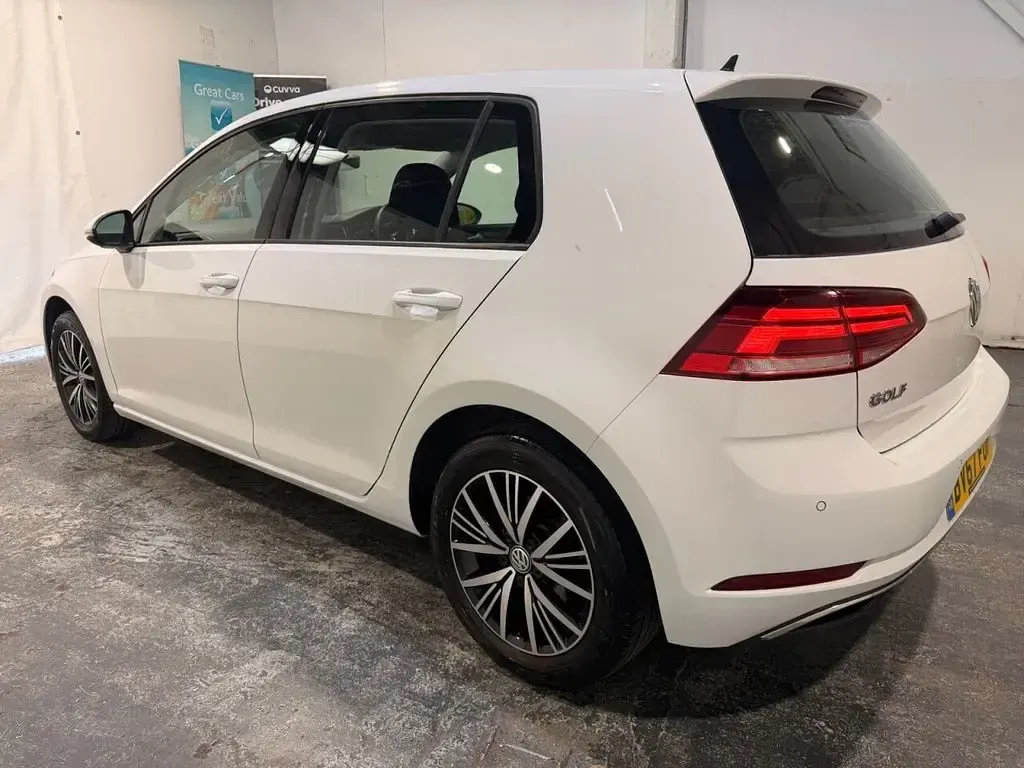 Used VW Golf VII SE 125 HP (91 kW) 2017 White Hatchback