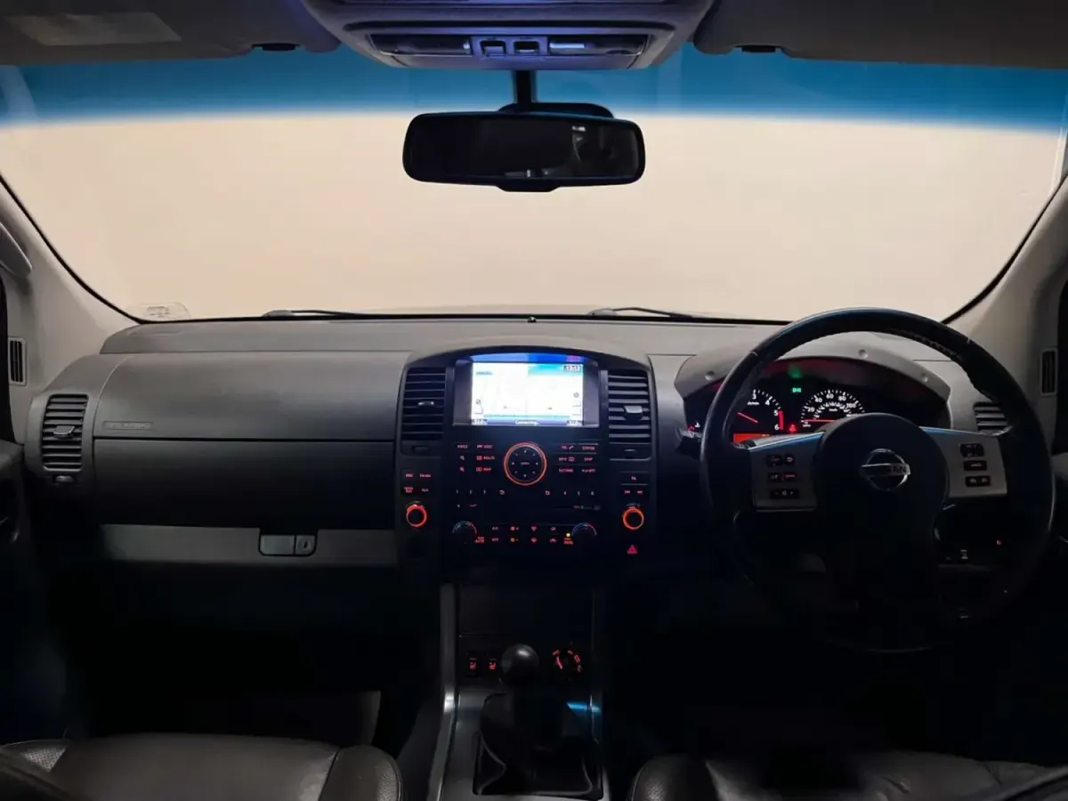 Second-hand Nissan Navara Tekna 2011 Negru Pickup